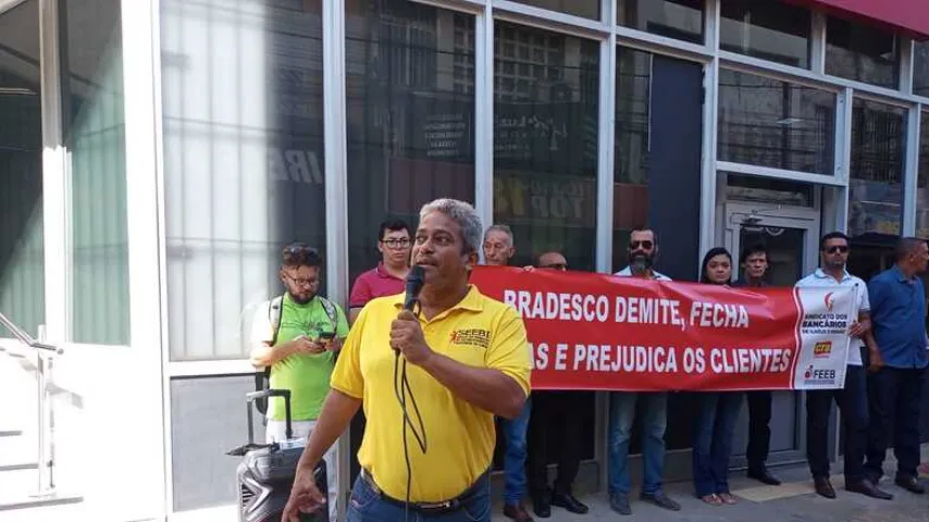 BANCÁRIOS PROTESTAM CONTRA FECHAMENTO DE AGÊNCIA DO BRADESCO EM ILHÉUS; VÍDEO