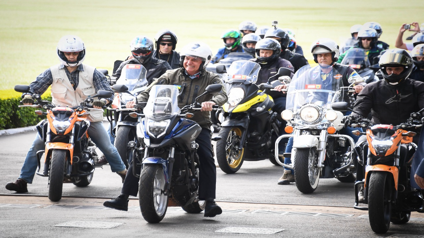 Presidente Bolsonaro passeia de moto em Brasília 