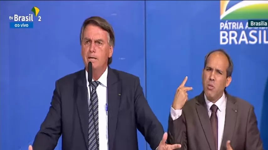 Bolsonaro defende Daniel Silveira, ataca Barroso e diz ao TSE: Sou o chefe das Forças Armadas