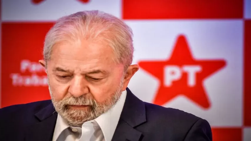 Lula “atrasa” discurso em São Paulo por falta de público