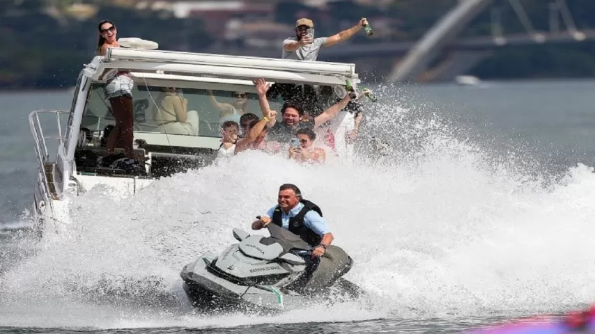 De jet-ski, Bolsonaro participa da primeira lanchaciata do Brasil no Lago Paranoá