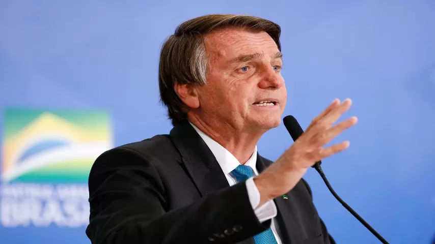 Bolsonaro diz perder metade de seu tempo se defendendo do STF 