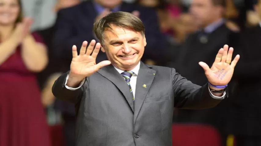 Bolsonaro diz: “Deus botou a mão sobre o Brasil e nos deu a chance de abrir os olhos” 