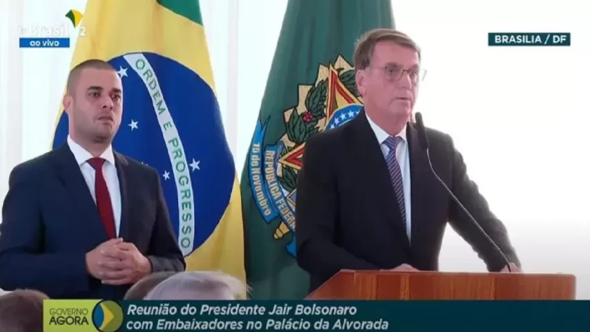 Bolsonaro questiona urnas e cita voto impresso a embaixadores