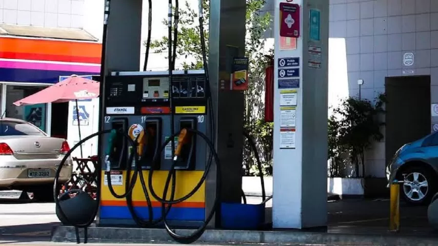 Esforço de Bolsonaro garantiu que gasolina no Brasil ficasse abaixo da média mundial