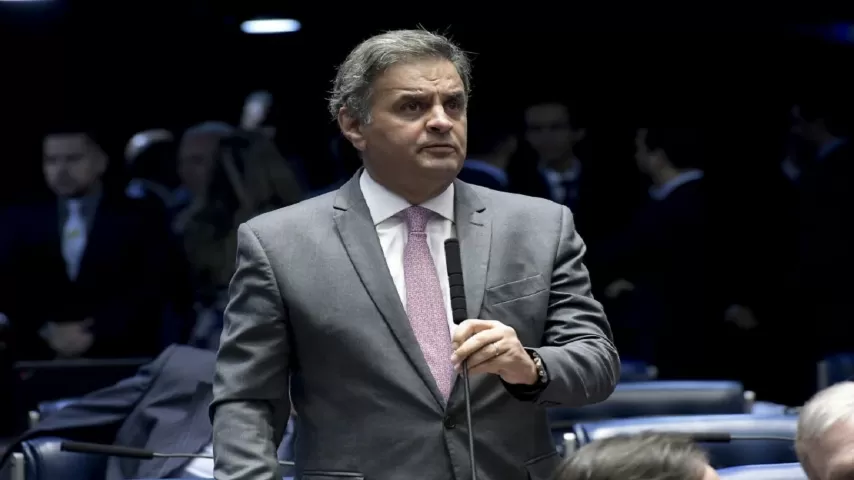 Aécio desiste do Senado e tentará reeleição na Câmara