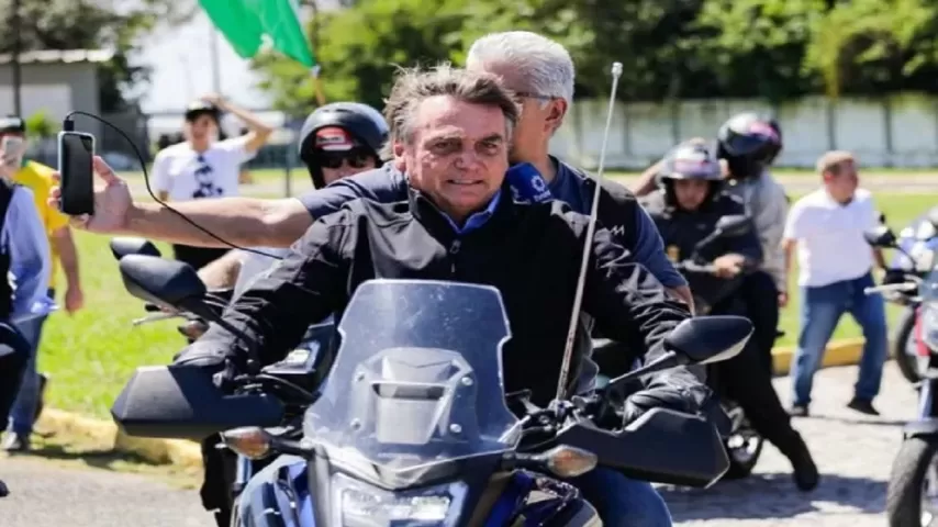 Bolsonaro convoca motociatas no país na véspera do 1º turno