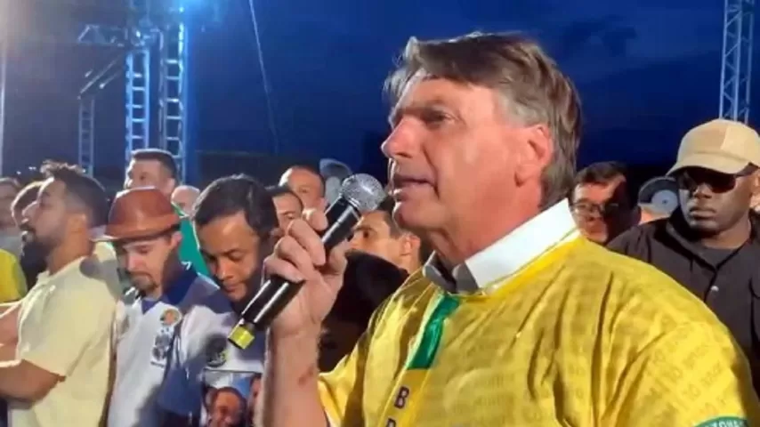 Bolsonaro lembra que não fechou comércio