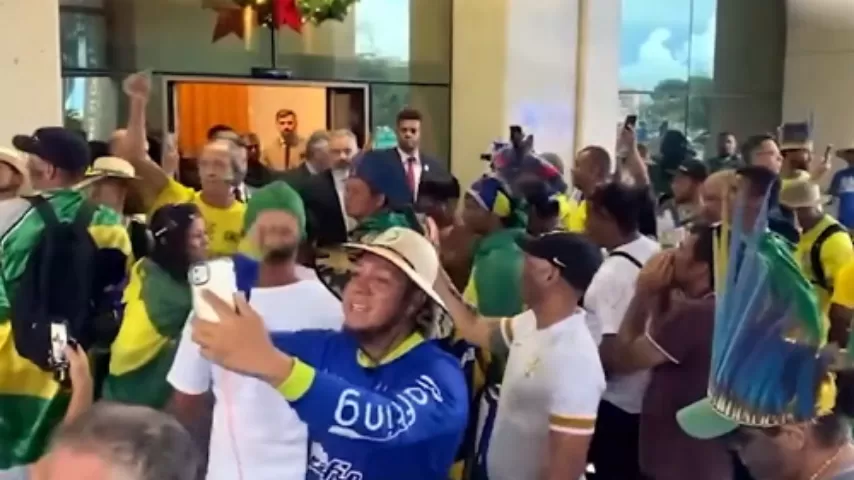 Grupo faz protesto no hotel de Lula