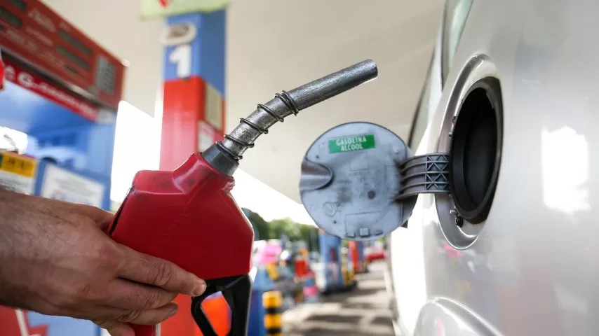 Bolsonaro festeja queda da gasolina