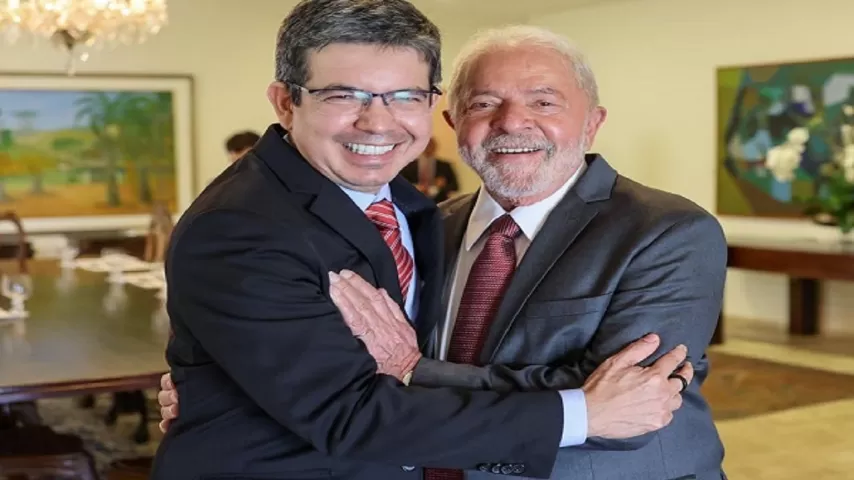 Randolfe nega a possibilidade do governo Lula ceder mais cargos ao União Brasil 