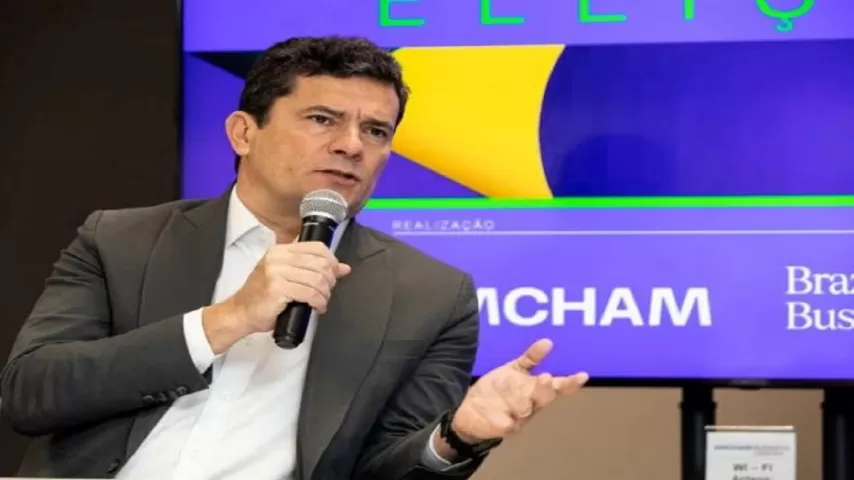 Governo aprovou rombo de R$ 200 bi e agora quer subir impostos sobre gasolina, critica Moro 