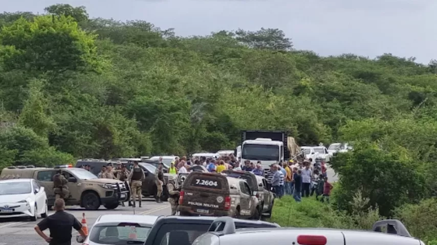 Famílias do Movimento dos Trabalhadores Rurais Sem Terra invadem fazenda na Bahia