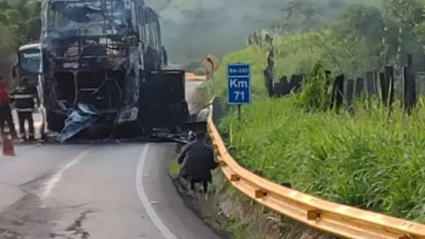 Ônibus de turismo pega fogo na BA-263 em Vitória da Conquista