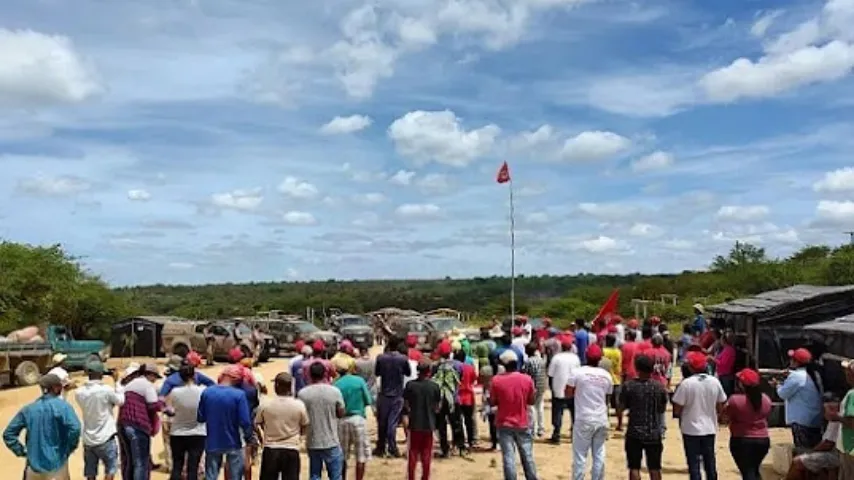 Centenas de famílias do MST são retiradas de acampamento na Chapada Diamantina