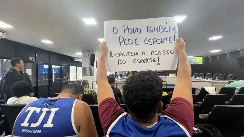 ITABUNA: APÓS FALA DE VEREADOR SOBRE O ESTÁDIO, TORCIDA JOVEM DO ITABUNA FAZ MANIFESTAÇÃO DURANTE SESSÃO NA CÂMARA 