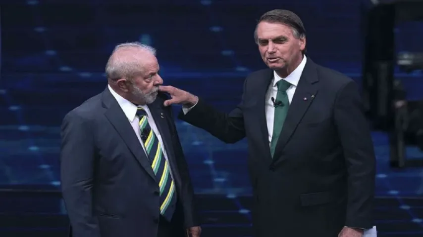 Em rede, Bolsonaro segue como presidente; governo se incomoda 