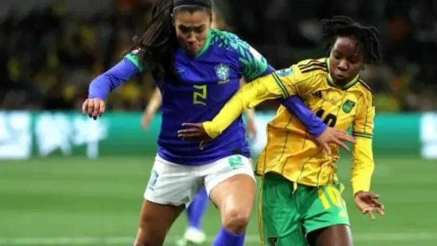 Brasil empata com a Jamaica e é eliminado da Copa em despedida de Marta