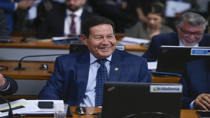 Mourão provoca nas redes: “Fez o ‘L’, agora aguenta o desastre” 