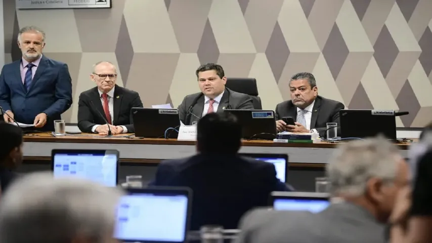 CCJ aprova PEC que limita decisões monocráticas no STF