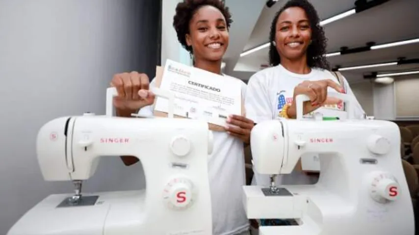 Governo da Bahia certifica 80 mulheres negras e entrega máquinas de costur