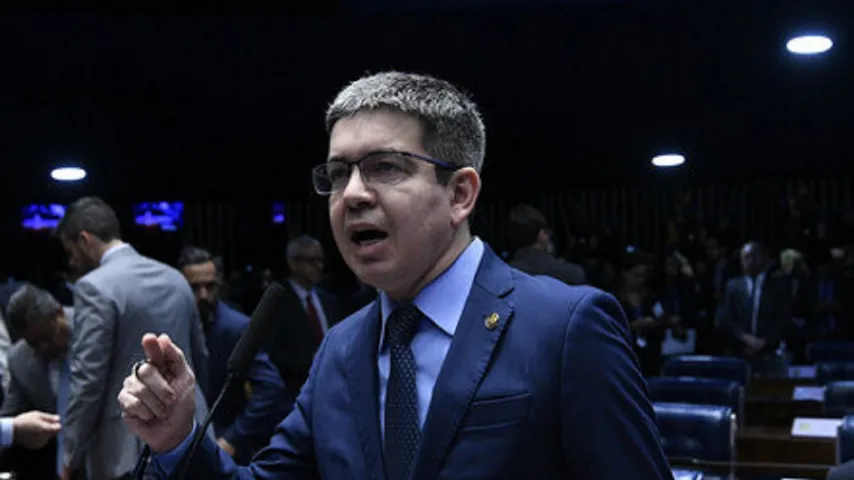 Especialistas criticam proposta de Randolfe de passagem gratuita a ministros do governo e do STF