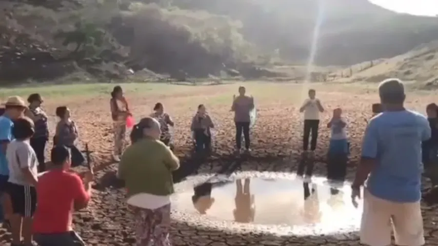 Em meio à seca, moradores se ajoelham em barragem, fazem novena e pedem chuva em cidade na Bahia