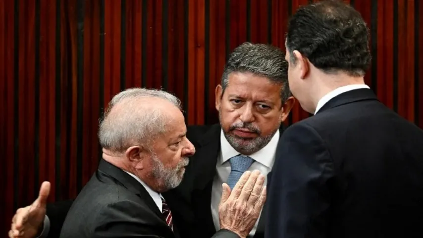 Lula tem 30 bilhões para gastar com deputados e senadores
