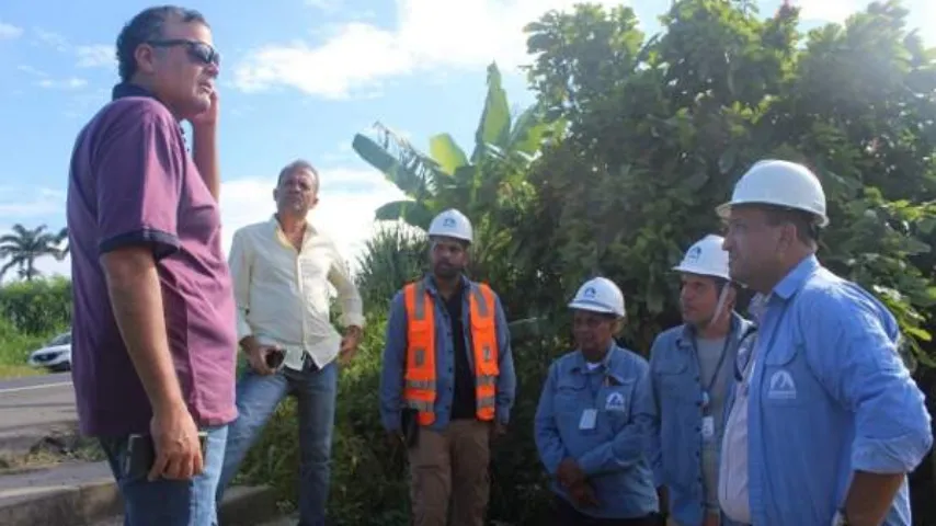 Técnicos da Emasa e Bahiagás atuam em conjunto para concluir travessia da rede do Mais Água na BR-101