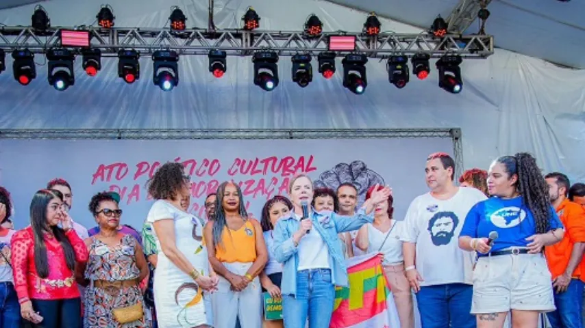 Com Gleisi Hoffmann, ato em defesa da democracia reúne militância e movimentos sociais em Salvador