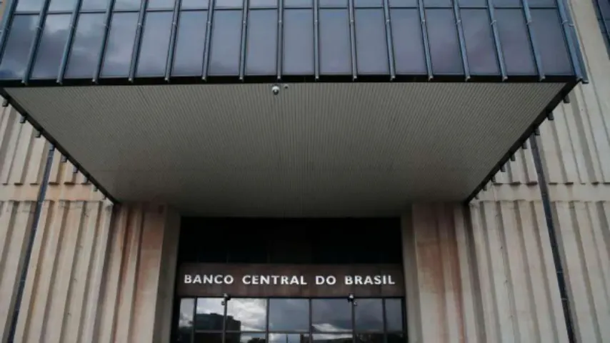 Banco Central faz primeira intervenção no governo Lula após dólar bater R$ 5,06