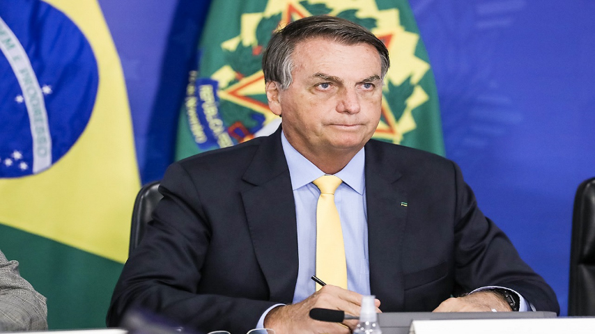 Bolsonaro insinua que é perseguido por autoridade que sofre chantagem