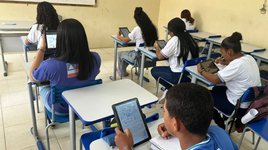 Uso de tablets dinamiza o processo de ensino e aprendizagem dos estudantes da rede estadual