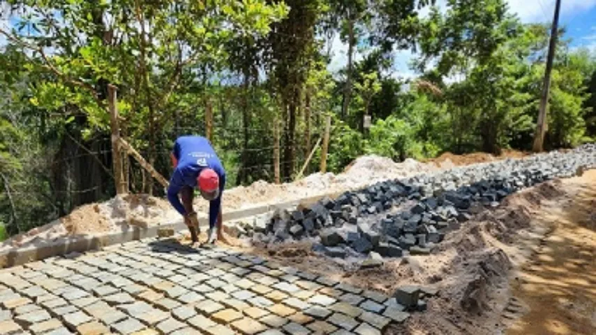 Prefeitura de Itacaré dá continuidade às obras de pavimentação que liga a Vila Marambaia à Comunidade do Campo Seco