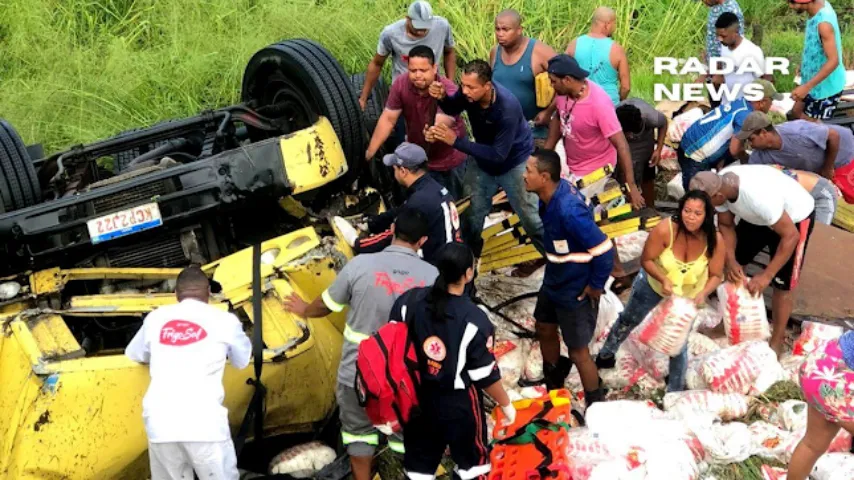 Caminhão derrapa e cai em ribanceira na BR-101: motorista resgatado e carga saqueada