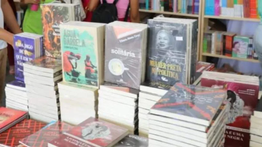 Professores da rede estadual podem se inscrever para receber vale-livro da Bienal