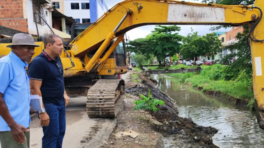 Prefeitura de Itabuna intensifica a limpeza do canal de drenagem do São Caetano