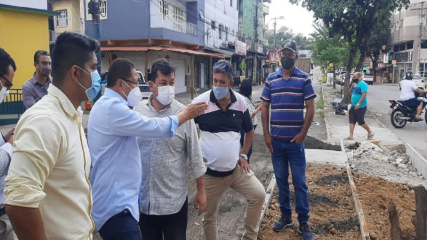 Engenheiros e operários trabalham a todo vapor nas obras da Avenida Manoel Chaves