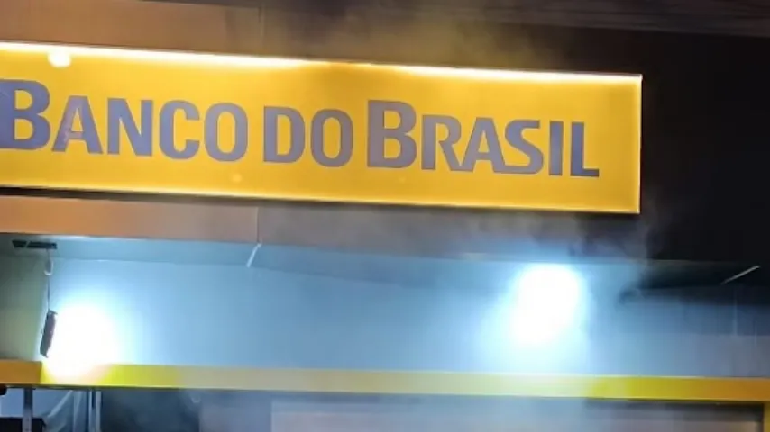 Criminosos explodem caixas eletrônicos de agência bancária e atiram contra sede da PM no norte da Bahia