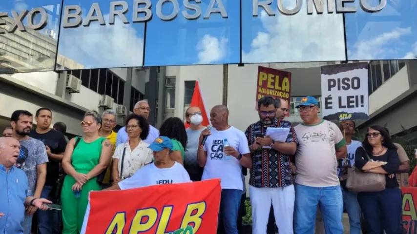 TRABALHADORES DA EDUCAÇÃO PARALISAM REDE ESTADUAL DA BAHIA POR 48H