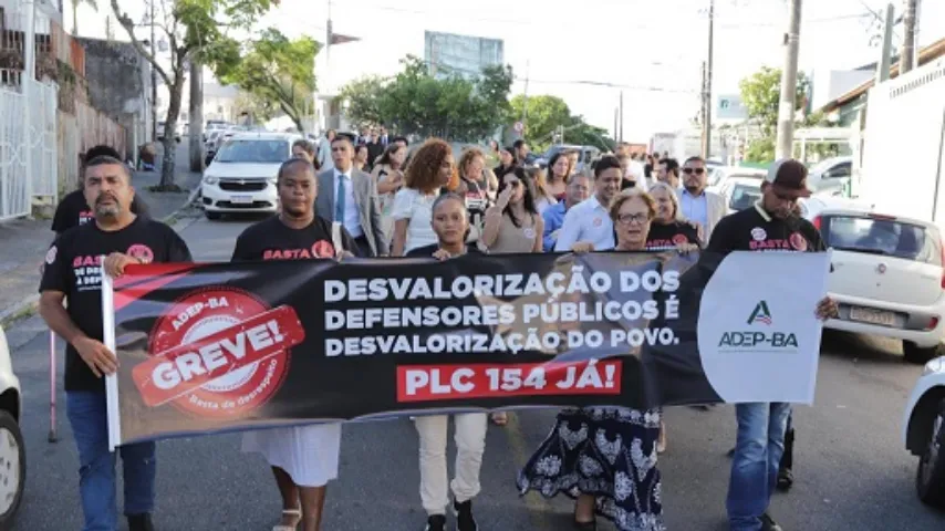 Ato público no Fórum Ruy Barbosa marca início da greve das defensoras e defensores públicos da Bahia