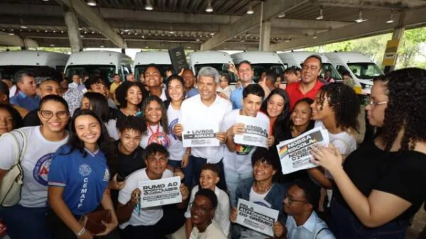 Governo do Estado entrega vans escolares que vão atender estudantes da zona rural de 54 municípios