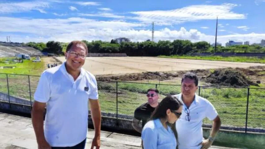 Augusto Castro vistoria as obras de praça e do estádio em Itabuna