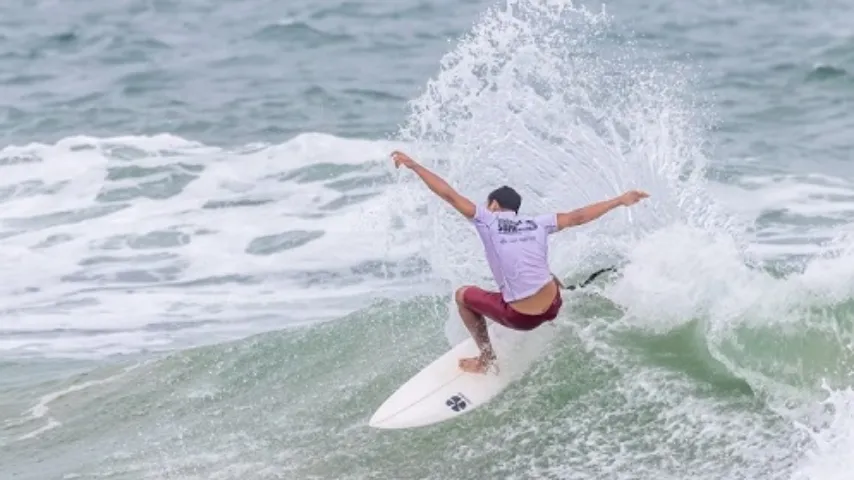 Praia da Tiririca recebe surfistas no Festival da Independência da Bahia