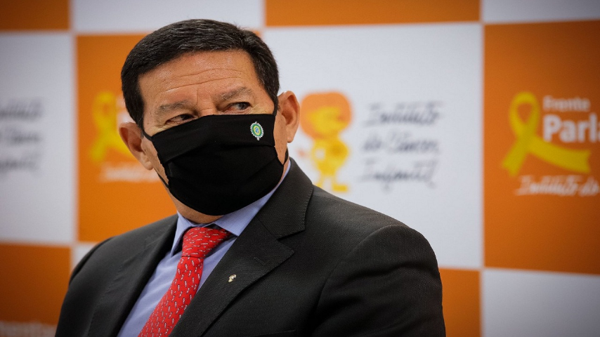 Hamilton Mourão deve ser alvo de investigação por viagem à Angola 