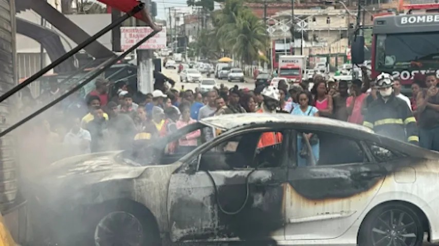 Durante fuga da PM, homem bate carro e morre carbonizado após veículo pegar fogo na Bahia