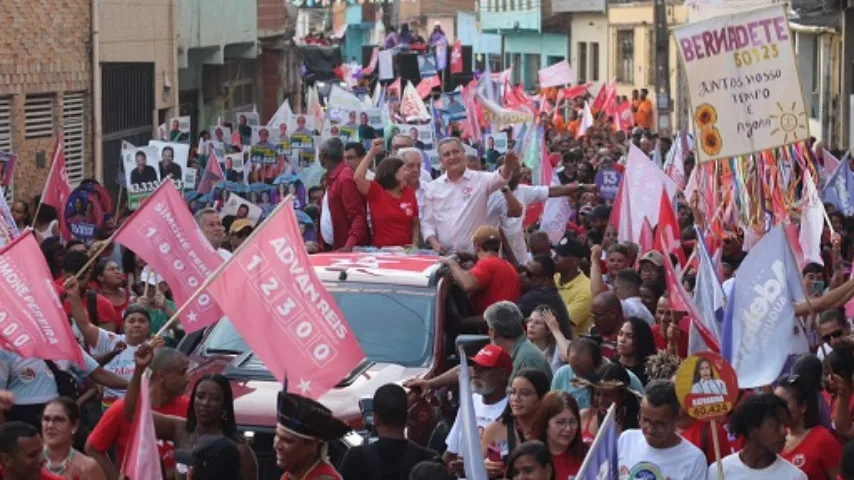 ”Vim pedir para o povo de Ilhéus votar no 13, votar em Adélia”, diz Rui, após grande caminhada