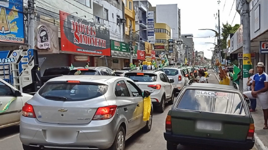 Carreata por Bolsonaro reúne 3 mil carros