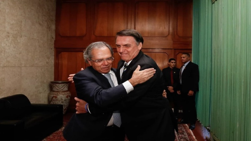 Jair Bolsonaro garante que Paulo Guedes “fica” no governo